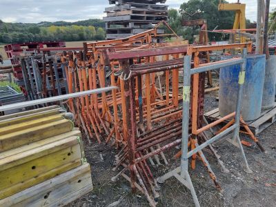un tas de chaises rouillées posées par terre