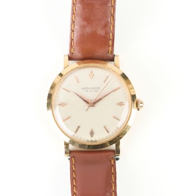 MOVADO. Bracelet-montre en or, le cadran argenté signé, le m… - Photo 1