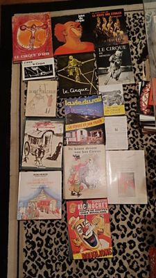 beaucoup de livres et de magazines par terre