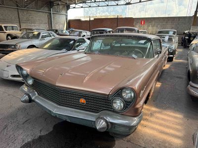 de nombreuses voitures anciennes garées dans un garage, dont beaucoup