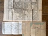 de nombreuses cartes anciennes jonchent le sol de cette pièce