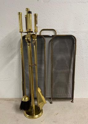 deux accessoires de cheminée en métal couleur laiton posés sur une table