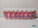 six flacons de gel hydroalcoolique sont alignés sur une étagère