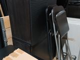 Des cartons et des chaises sont empilés sur une table dans un entrepôt