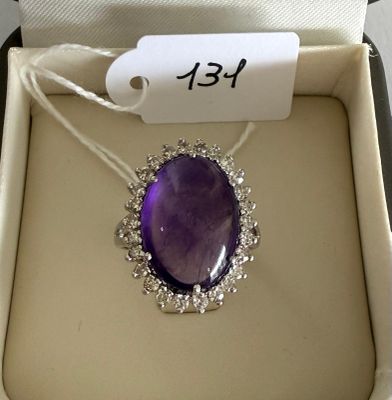 Bague " Entourage " en or gris, sertie au centre d'un caboch…