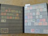 un livre avec des timbres, posé sur une table