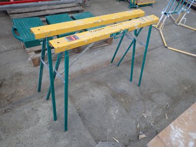two benches that are sitting in the middle of the floor