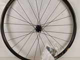un gros plan d'une roue de vélo sur une surface blanche