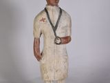 statue d'un homme en uniforme blanc tenant un couteau