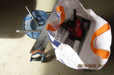 un sac contenant des outils, posé par terre
