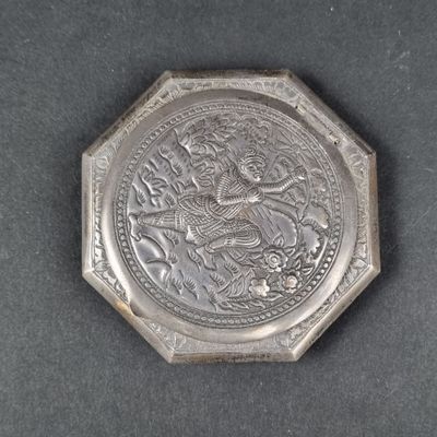 une vieille pièce d'argent posée sur une surface noire