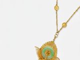 Gros plan sur un collier orné d'un oiseau