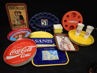 un grand nombre d'objets posés sur une table