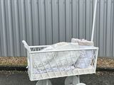une poussette blanche avec un bébé dedans dans la rue