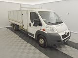 un camion blanc garé dans un garage