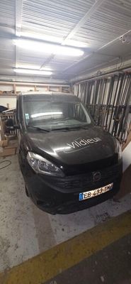 une camionnette garée dans le garage d'un immeuble
