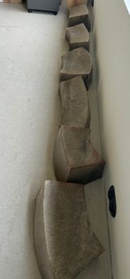 a long row of stairs that are lined up against the wall