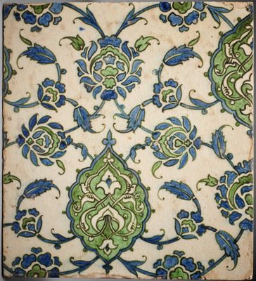 un vieux carrelage orné de fleurs bleues et vertes