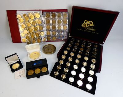 un assortiment de pièces d'or et d'argent dans un coffret rouge