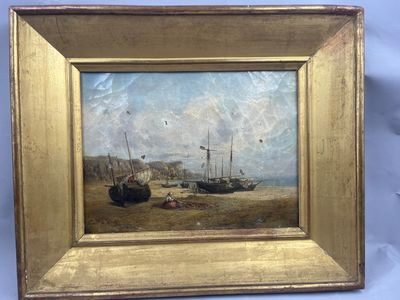 une peinture à l'huile représentant des bateaux sur la plage, dans un cadre doré