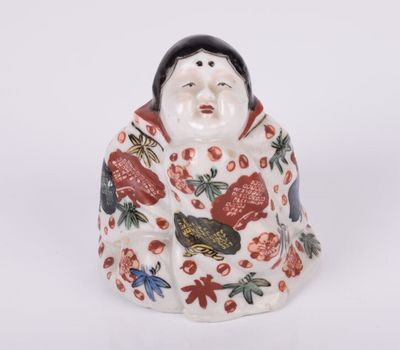 une image représentant une figurine de femme ornée de fleurs
