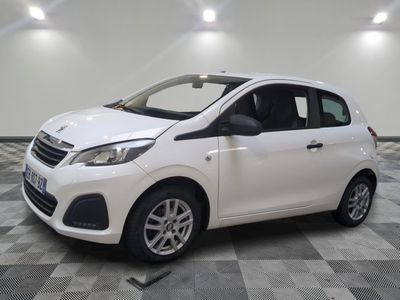la petite voiture blanche est garée sur un carrelage à carreaux