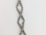un gros plan d'un bracelet en argent orné d'une chaîne