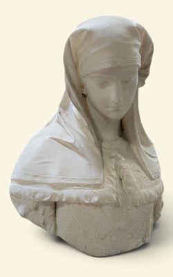 une statue représentant une femme portant un voile sur la tête