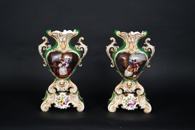 paire de vases anciens en porcelaine ornés de scènes peintes à la main