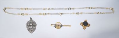 Réunion de bijoux fantaisie comprenant : - Pendentif en form…