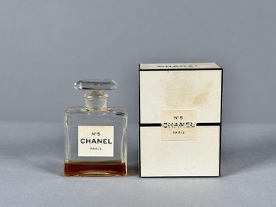 CHANEL. Rare flacon d'extrait de parfum N°5. Boîte cartonnée…