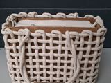 un sac à main posé sur une table, avec une pièce à l'intérieur