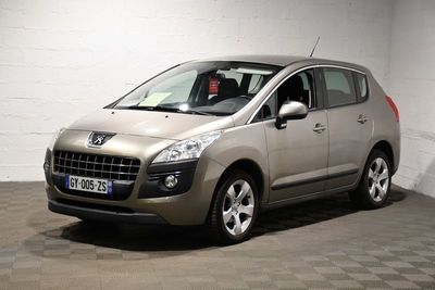 la photo d'une voiture argentée garée dans un garage