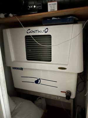 un petit climatiseur dans un coin de la pièce