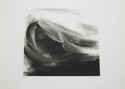 une peinture abstraite en noir et blanc représentant une vague sur un mur blanc