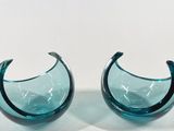 deux morceaux de verre bleu posés sur une surface blanche