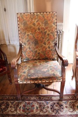 une chaise et un tapis posé à même le sol dans une pièce