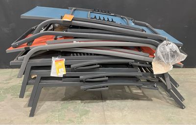 une pile de chaises empilées les unes sur les autres dans une pièce