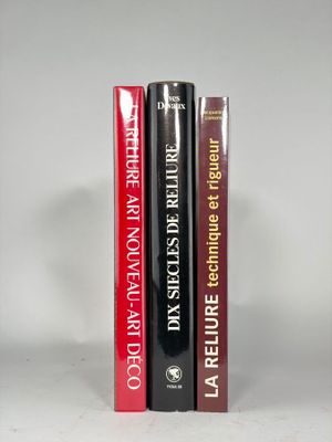 trois livres posés l'un à côté de l'autre sur une table