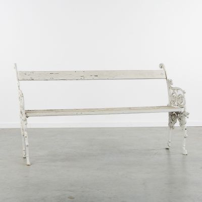Banc de jardin en bois et fonte, patiné blanc, décoré de gri…