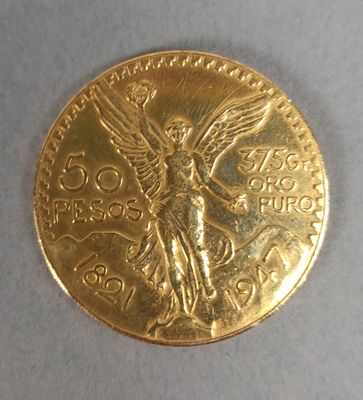 Gros plan sur une pièce d'or ornée d'un ange