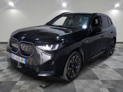 Le nouveau SUV BMW est garé dans le showroom.