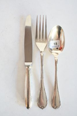 trois fourchettes, un couteau et une cuillère sur une table