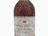 une bouteille de vin posée sur une table