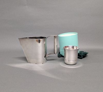 deux tasses et une théière posées sur une table