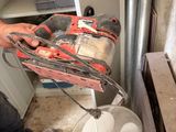 un homme qui travaille sur une machine dans une pièce