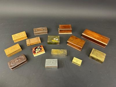 tout un tas de petites boîtes en bois posées sur une table