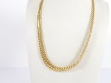 gros plan d'un collier en or sur un mannequin