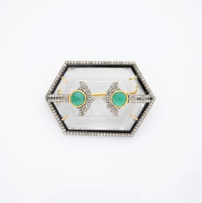 une image d'une paire de boucles d'oreilles en émeraude et diamant
