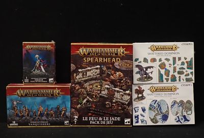 il y a beaucoup de jeux de société Warhammer sur la table